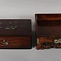Tonkin. boîte de forme rectangulaire et plateau en bois à décor incrusté de nacre de pivoines et oiseaux. début 20ème