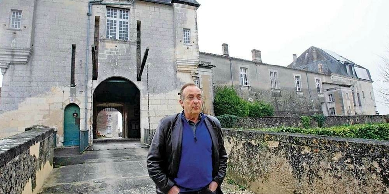 une-epine-dans-le-pied-d-yves-lecoq-ici-en-janvier-2012-devant-le-chateau