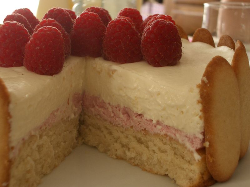 Entremet Chocolat Blanc Framboise Et Amande La Fraise Masquee