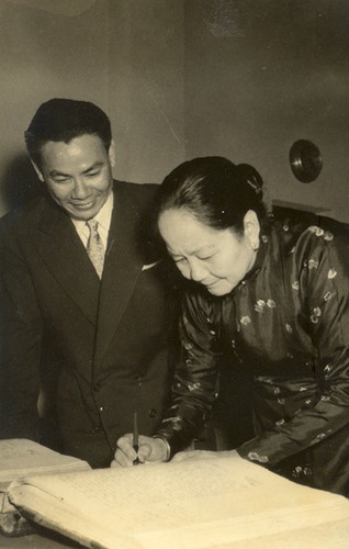 Madame Bên signant le registre de mariage de mes parents (24/09/1954)