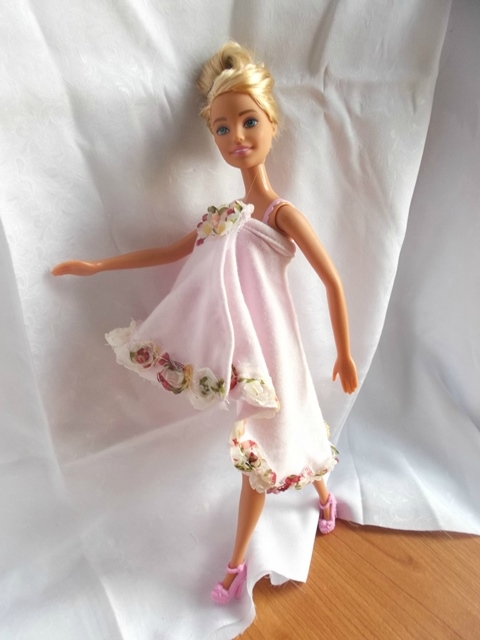 Robe d'été ample pour Barbie, tuto couture facile - la Grenouille tricote