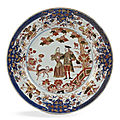 Chine. plat rond et deux assiettes en porcelaine à décor bleu, rouge et or dit imari, xviiième siècle, vers 1725-30