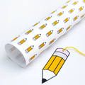 Un papier cadeau et des étiquettes crayons (à imprimer - gratuit)