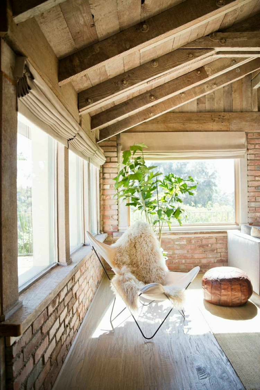 deco-campagne-chic-plafond-bois-murs-brique-chaise-pouf