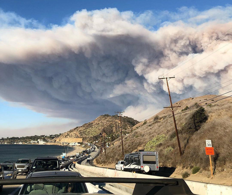 The smoke plume from the fast-moving Woolsey Fire encroaching on Malibu on November 9, 2018, as residents evacuate along the Pacific Coast Highway (PCH) 'auteur Cyclonebiskit)