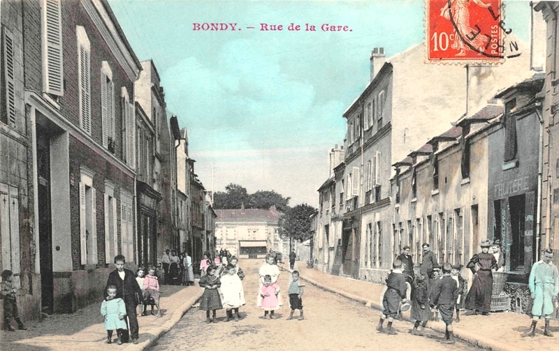Bondy rue de la Gare groupes personnes (3)