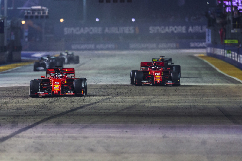 2019-Singapour-SF90-Vettel_Leclerc-drapeau a Damiers