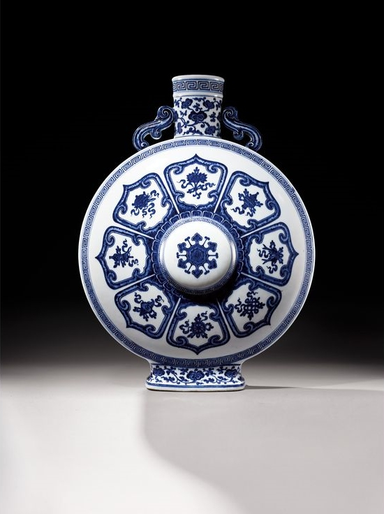 An important Ming-style blue and white porcelain moonflask, China, Qing dynasty, Qianlong seal mark and period (1736-1795)