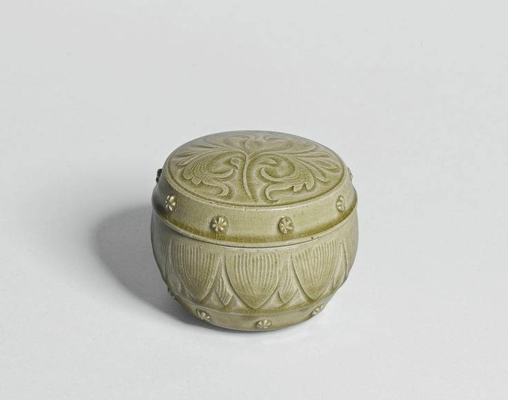 A very rare Yaozhou celadon 'Peony' box and cover with 'Floret