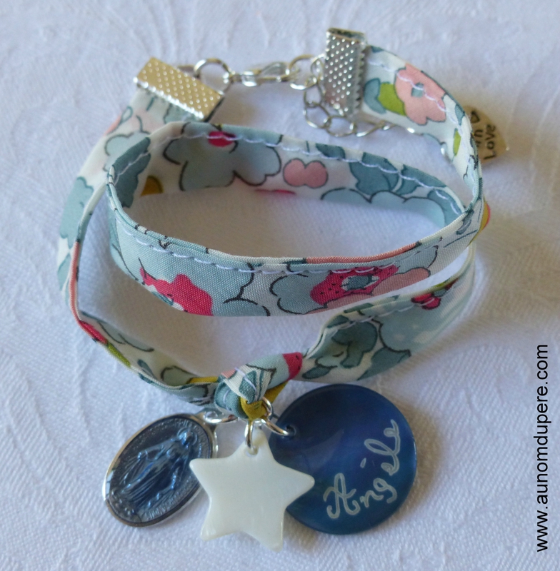 Bracelet Couronnée d'Etoiles sur ruban Betsy porcelaine, avec médaille en nacre personnalisée gravée - 26 €