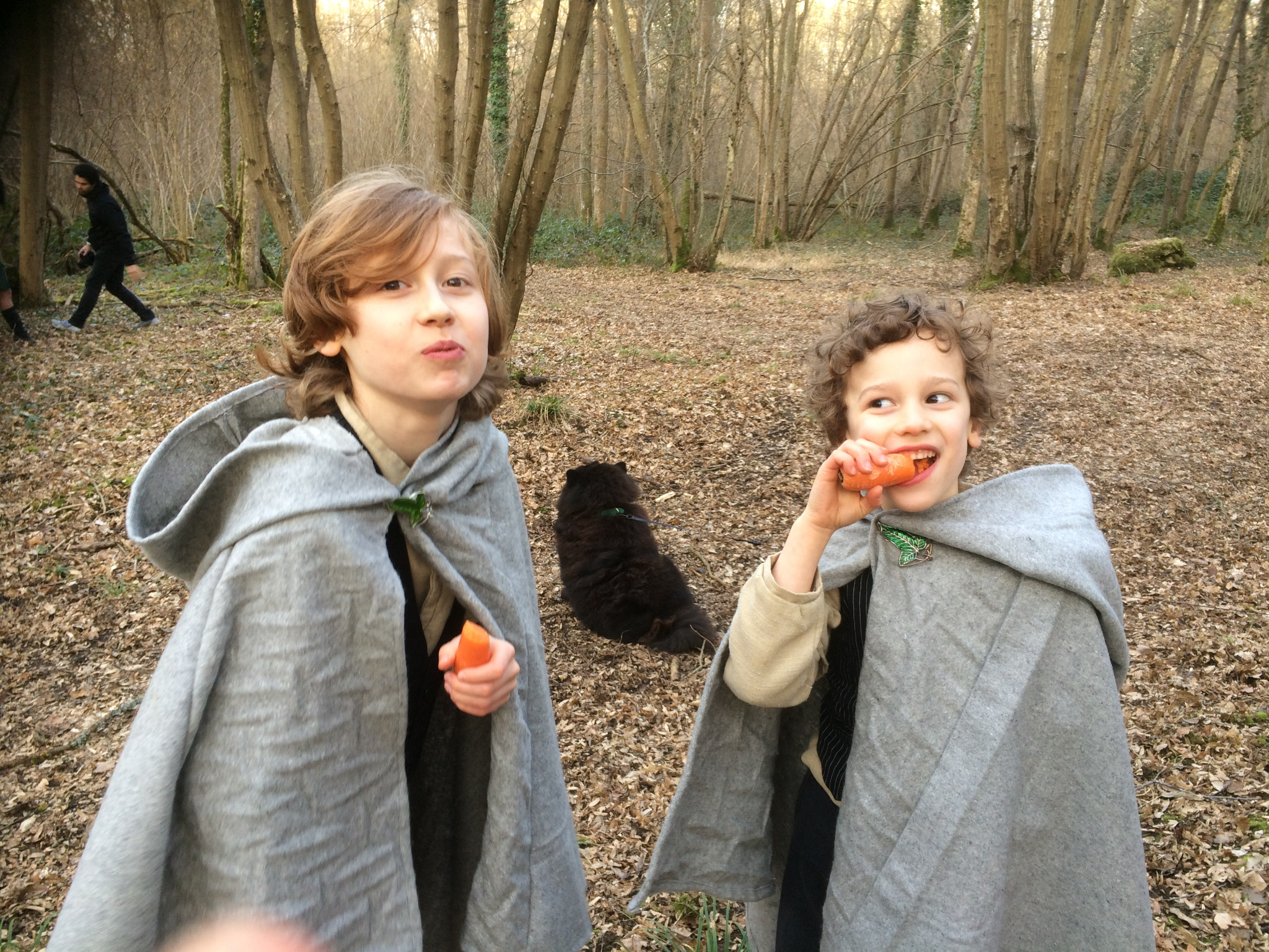 Deux hobbits avec les carottes du Père Magotte ! 