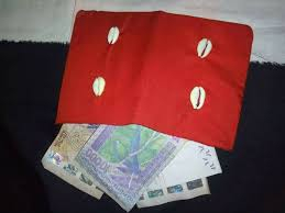 LE PORTE MONNAIE ROUGE DU MAÎTRE MARABOUT houndjo D'AFRIQUE