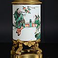 Paire de vases pot-pourri en porcelaine de chine. monture en bronze ciselé et doré de style régence, xixe siècle