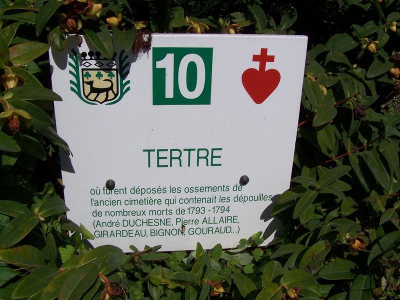 Panneau n°10. Le tertre central, monument aux morts de La Gaubretière