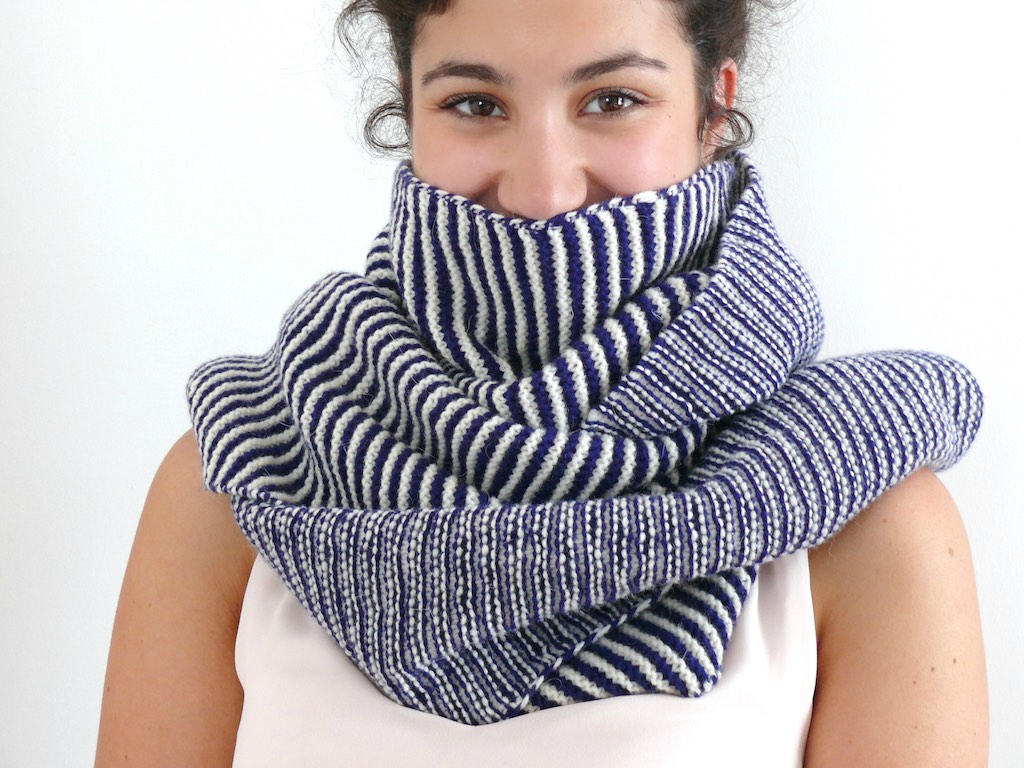 Classique écharpe en tricot de 100% laine mérinos avec franges bleu/multicolore rayé 