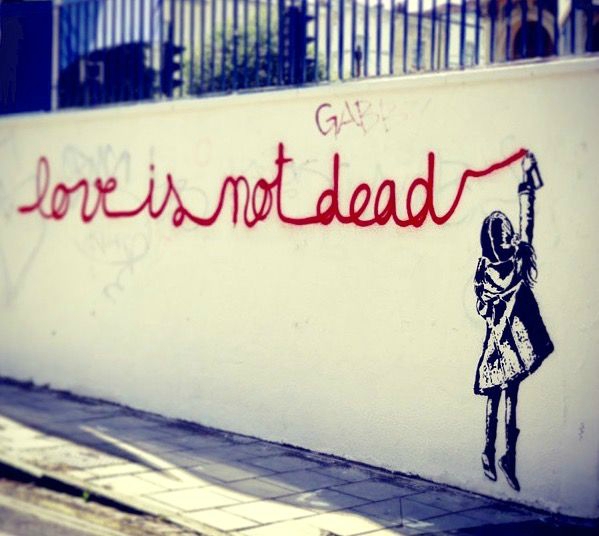 Street Art In Bristal Uk Love Is Not Dead L Amour N Est Pas Mort Mosaiques De Lectures Et D Images