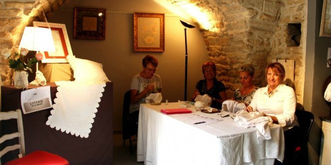 les-boutisseuses-au-travail-sur-les-lieux-de-l-expo_2 1105488_667x333