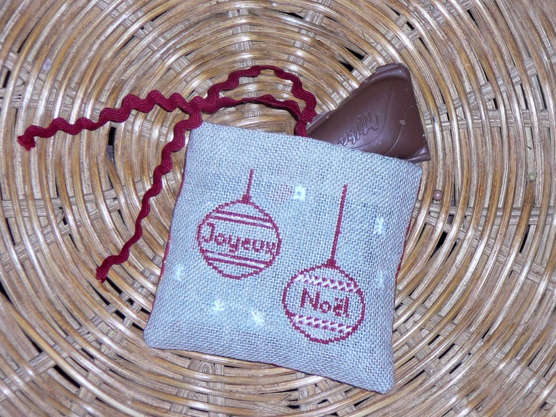 pochette miniature contenant des chocolats pour chaque invité