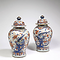 Paire de potiches couvertes en porcelaine décorée en bleu sous couverte, rouge de fer et émail or dit imari. epoque kangxi