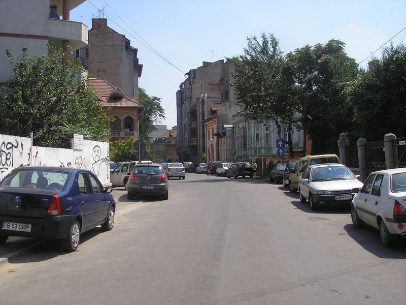 str. Ostasilor, back to Cobalcescu. Nr. 15 on left, corner of st