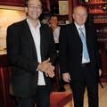 Joël Grammson, journaliste et organisateur, avec Marcel Lachat, horloger doigt d'or.