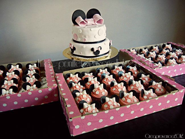 Sweet Table Minnie Mouse Rose Cupcakes Minnie Mouse Et Wedding Cake Minnie Mouse Pink Prunille Fait Son Show
