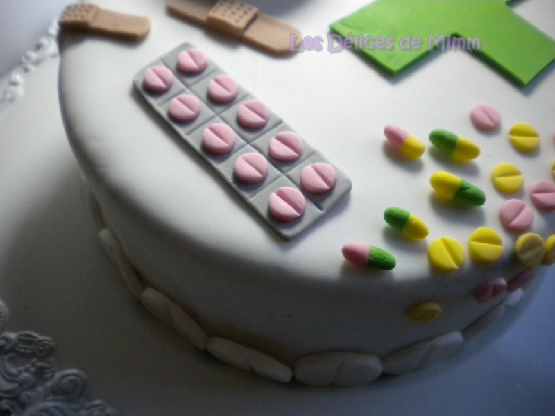 Gâteau sur le thème de la pharmacie (pâte à sucre) 2