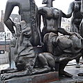 Bruges, sculpture-fontaine, détail 13