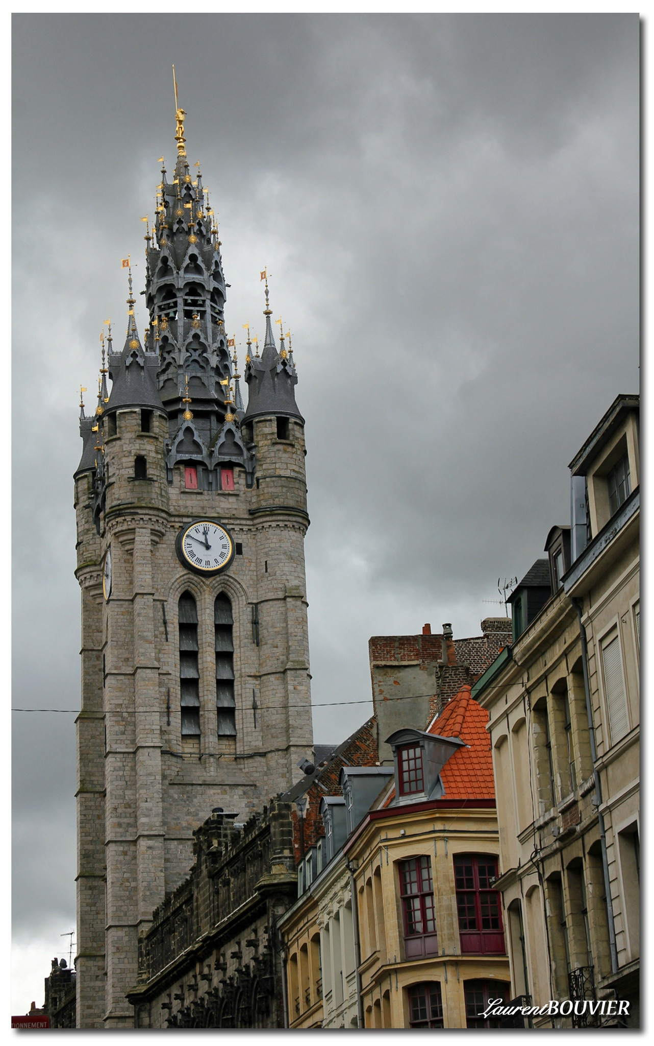 DOUAI Le beffroi  sous un ciel typique du  Nord L  