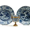 Deux plats en porcelaine bleu et blanc de type kraak. chine, période ming, époque wanli (1582-1620) et coupe couverte
