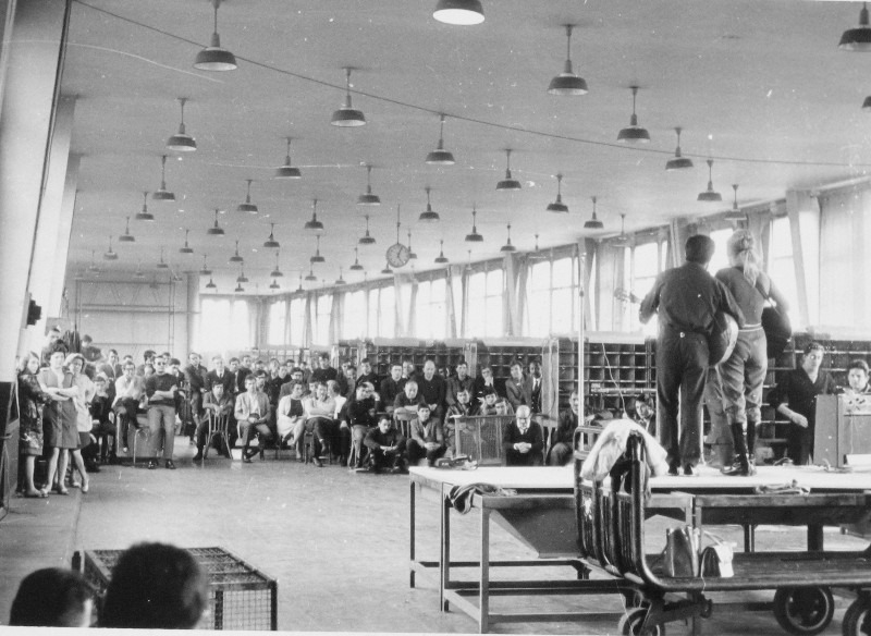 Spectacle dans la salle de Tri PLM Mai 68 photographe anonyme Ihs Fapt