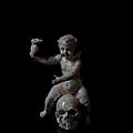 Eros assis sur un crâne, France, XVIIIe siècle ? Ivoire, bois noirci (socle) H. 9 ; l. 6,5 ; L. 5,5 cm Legs baronne Henri de Rothschild, 1926 Musée des Arts décoratifs, Paris © Felipe Ribon
