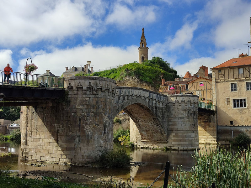 Pont de Montmorillon et le rocher de la Vierge