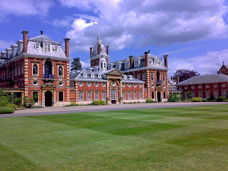 800px_Wellington_College_South_Front
