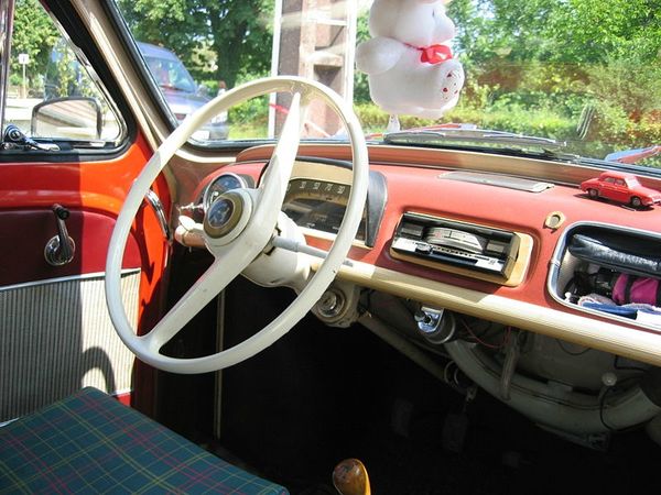 800px-Renault_Dauphine_2