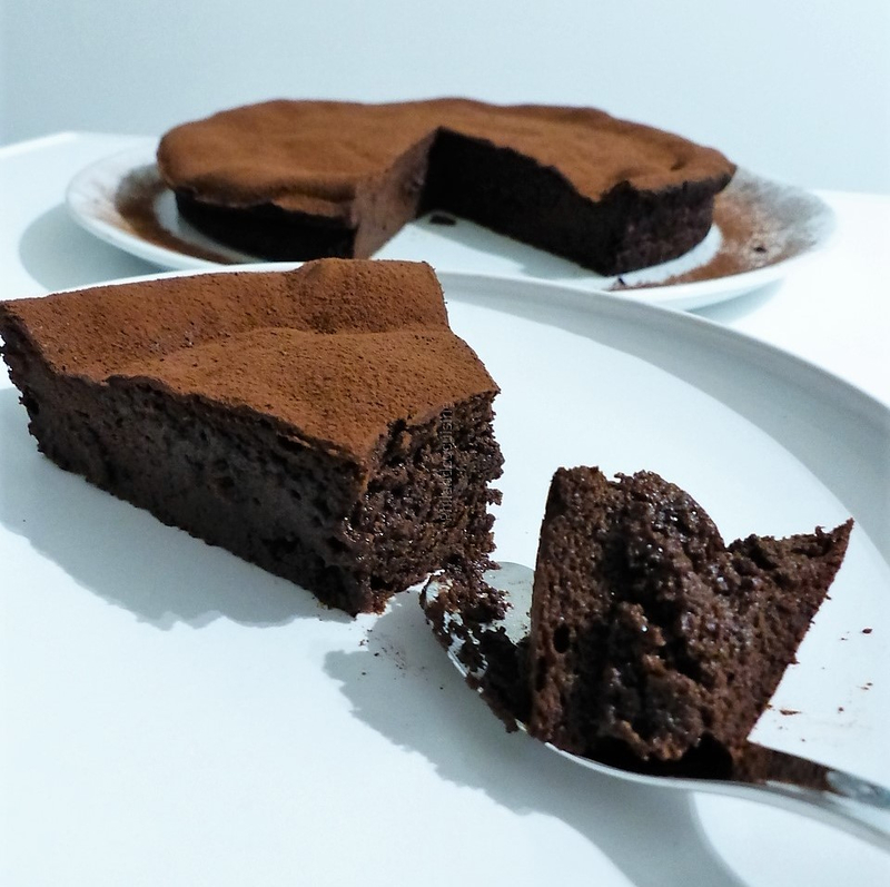 Petits gâteaux moelleux express au chocolat noir - Recette Ptitchef