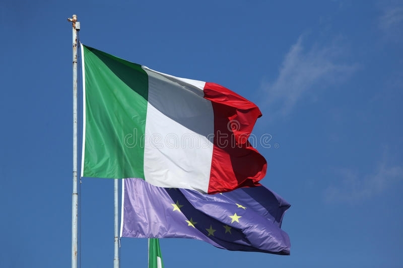 drapeaux-nationaux-de-l-italie-et-de-l-union-européenne-49105808