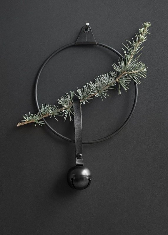 minimalist_black_xmas_wreath