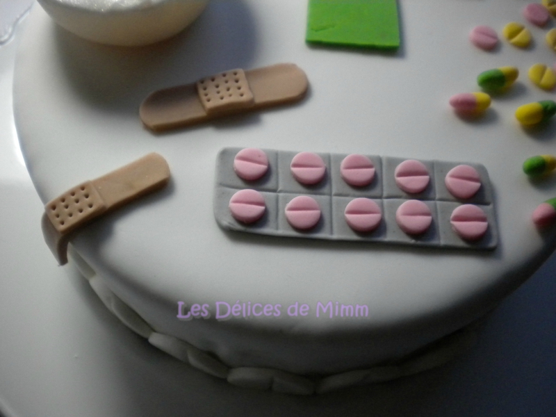 Gâteau sur le thème de la pharmacie (pâte à sucre) 4