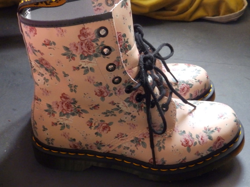 doc martens femme avec des roses