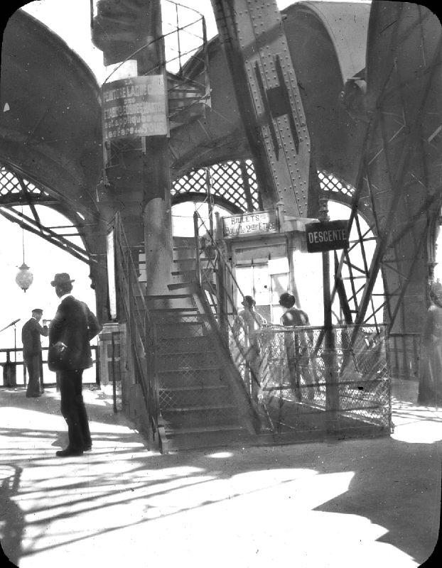 Premier étage de la Tour Eiffel 1900