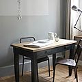 Table en bois brut et patine faux noir
