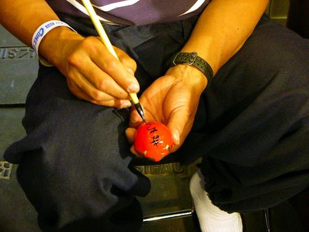 Un Daruma, figurine porte-bonheur, peint par Sumikazu Nakata