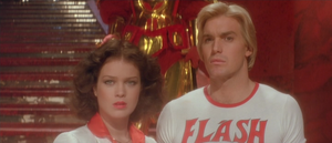 Dale Arden (Melody Anderson) et Flash (Sam J. Jones) dans de beaux draps