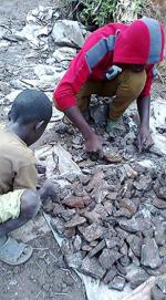 Enfants triant du minerai de cobalt, élément indispensable des batteries des appareils électroniques © Amnesty International.
