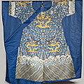 Rare robe impériale aux douze symboles non montée en soie bleue brodée, jifu, chine, dynastie qing, début du xixe siècle