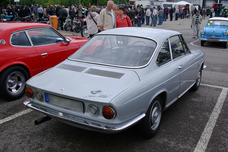 1280px-Simca_1200s_Coupe_BW_2
