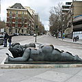 Madrid : sculpture La femme au miroir, de Fernado Botero (Espagne)