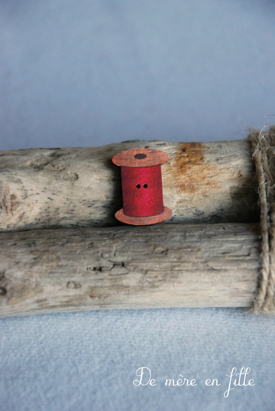 bobine de fil rouge