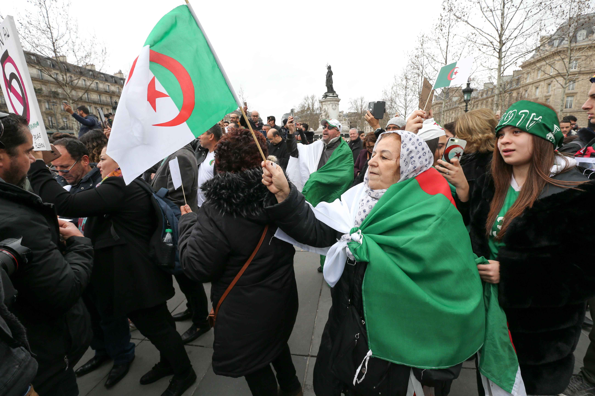 À Paris, la diaspora algérienne manifeste contre un 5e mandat de Bouteflika. © Michel Stoupak. Dim 03.03.2019, 11h45m46.
